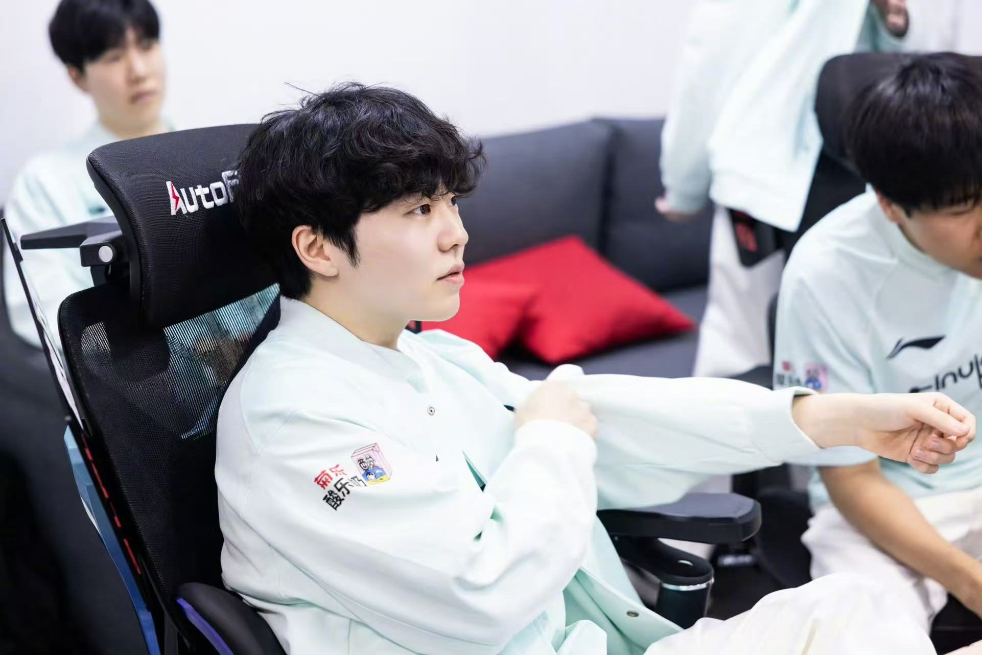 熊猫体育-Rookie回归赛场，比分优势明显首场状态亮眼，G2观众沸腾！的简单介绍